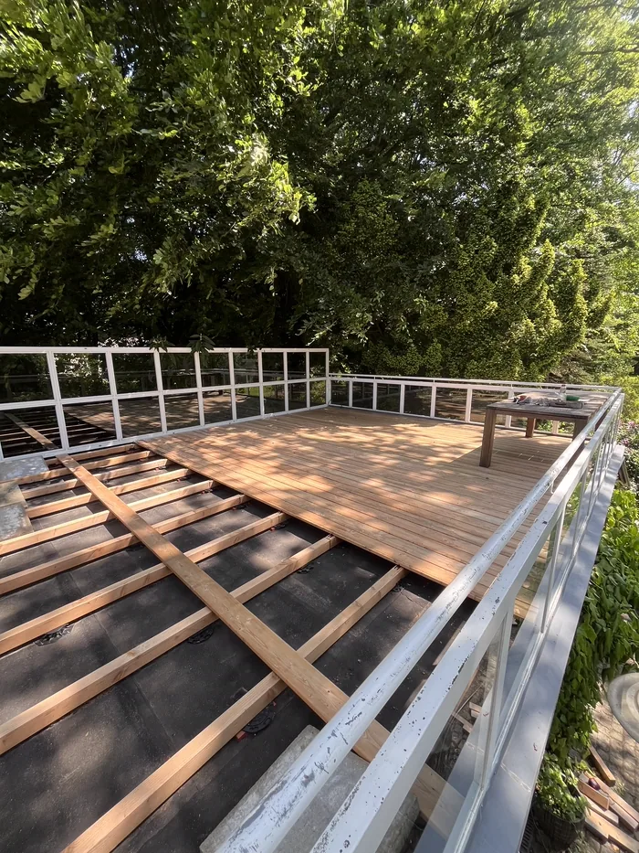 Terrassen-Unterkonstruktion aus Holz, teilweise mit Dielen belegt